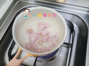 把香肠全部切小块煮一煮
