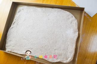 准备材料都好了把面团拿出来，擀面杖擀成这样的长方形