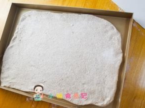 准备材料都好了把面团拿出来，擀面杖擀成这样的长方形