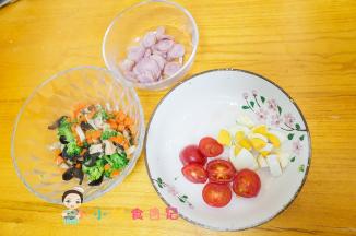 水煮蛋切小块 番茄切片备用