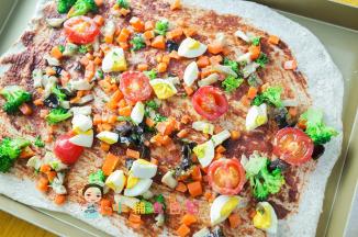 番茄放上去、还有水煮蛋 也放上去