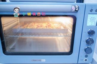 再撒一些马苏里拉芝士继续220度烤5分钟。趁热吃会拉丝哦超级好吃