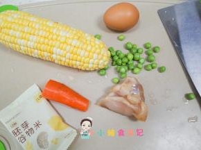 把全部材料准备好，米饭放在锅里煮熟，米跟水是1：:1.2