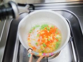 锅里水煮开加入青豆、胡萝卜、玉米煮一下这样更容易熟，如果要剥皮可以煮熟了把青豆跟玉米去皮