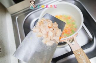等重新煮开加入鸡肉丁