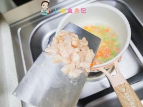 等重新煮开加入鸡肉丁