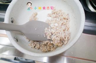 米饭煮好以后放入锅里用铲子铲松