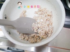 米饭煮好以后放入锅里用铲子铲松