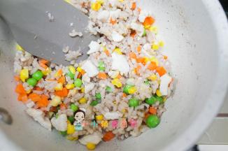 加入刚才煮熟的饭加5g油拌一拌备用