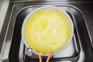 平底锅加一点点油，把鸡蛋摊成鸡蛋饼，凝固后关火