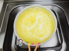 平底锅加一点点油，把鸡蛋摊成鸡蛋饼，凝固后关火