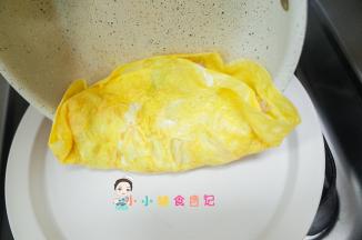 把鸡蛋皮对折盖住米饭，然后摆到盘子里即可