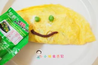 上面放青豆做眼睛，番茄酱做一个嘴巴就好咯