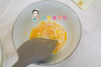 一个蛋黄加入两勺水搅拌均匀