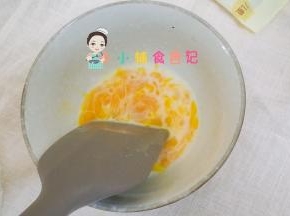一个蛋黄加入两勺水搅拌均匀