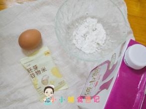 准备好材料，大米30g洗净加入60g水煮成米饭备用