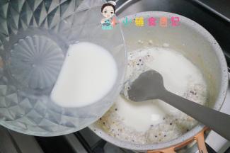 倒入刚才调好的牛奶淀粉液等煮开就可以关火了