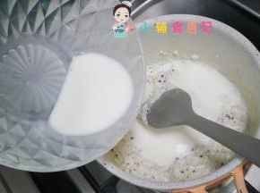 倒入刚才调好的牛奶淀粉液等煮开就可以关火了