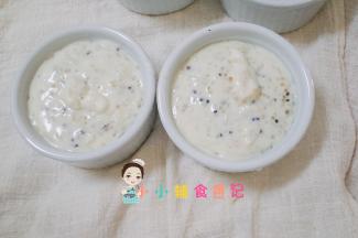 准备两个烤碗把米饭糊倒入碗里