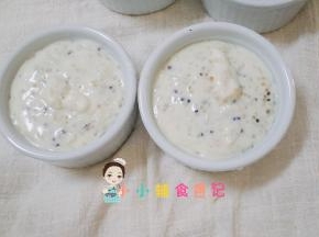 准备两个烤碗把米饭糊倒入碗里