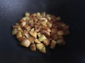 时不时翻面，直至煎至表面微黄，然后装盘出锅备用；