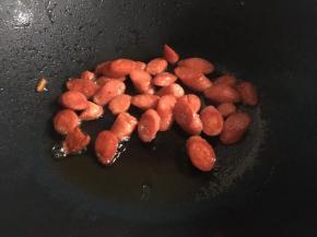 煎至火腿丁颜色变深，表面微焦即可；