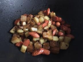 倒入土豆丁，翻拌均匀；