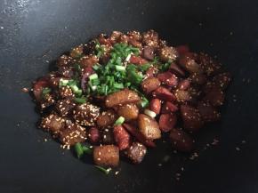 出锅前撒上葱花翻拌均匀出锅即可；