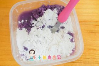 取120g紫薯粥+20g面粉+10g肉末搅拌均匀
