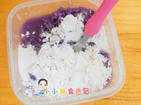 取120g紫薯粥+20g面粉+10g肉末搅拌均匀