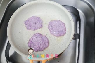 锅里放一点点油用勺子倒锅里摊成饼