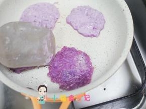 一面凝固就可以翻面了