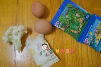 材料全部准备好，米跟水1:1.2煮熟备用