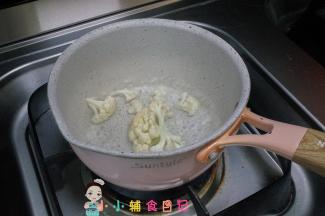 花菜放在锅里煮熟捞出切碎备用