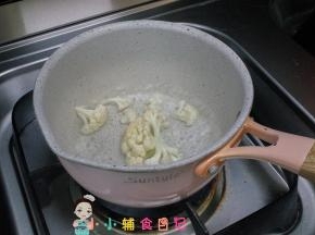 花菜放在锅里煮熟捞出切碎备用
