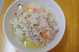 两个鸡蛋加入花菜、谷物米饭、香菇粉混合均匀