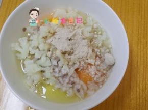 两个鸡蛋加入花菜、谷物米饭、香菇粉混合均匀