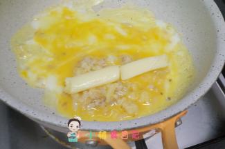 半凝固的时候放入奶酪条