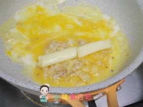半凝固的时候放入奶酪条