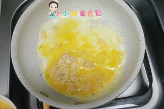 平底锅加入一点点油煎一下，