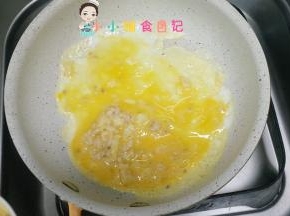 平底锅加入一点点油煎一下，