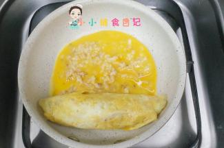 然后一点点卷起来，卷好继续倒入蛋液