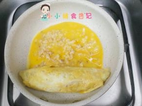 然后一点点卷起来，卷好继续倒入蛋液