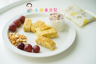 一定不要等鸡蛋全部凝固再卷 这样会让厚蛋烧不是一个整体哦