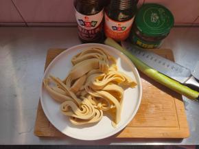 准备好食材跟配料，豆腐皮切丝备用。