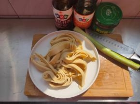 准备好食材跟配料，豆腐皮切丝备用。