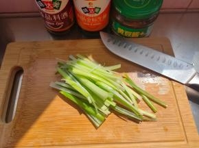 大葱洗净后切成长丝。