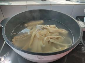 当水沸腾后把豆腐皮倒进去，轻轻的煮1-2分钟。