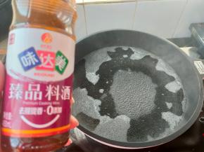 准备一锅清水，加入2勺味达美臻品料酒煮至沸腾。