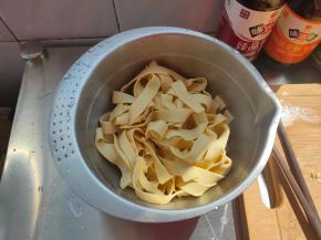 然后捞出来过下冷水，沥干备用。